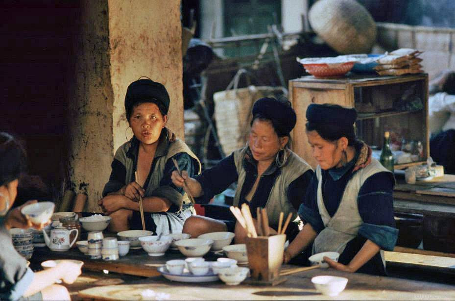 Những người phụ nữ dân tộc tại quán ăn ở chợ.