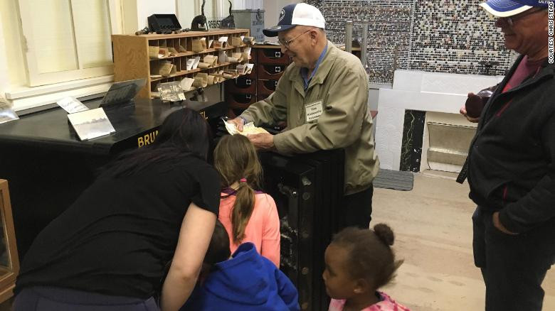 Két sắt được mở thành công sau 40 năm bởi một du khách may mắn.