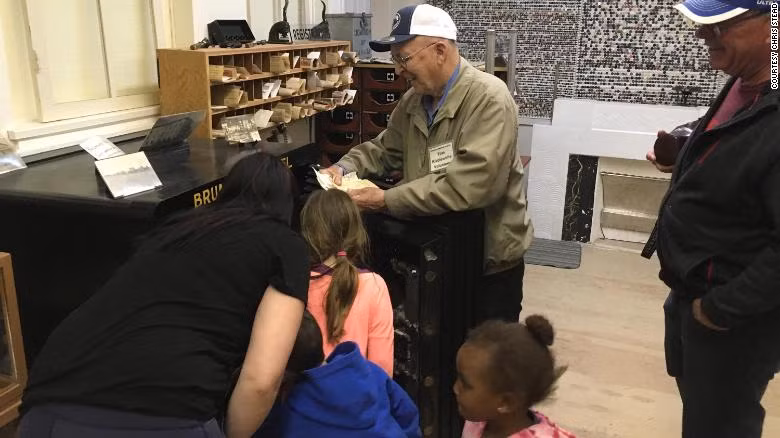 Két sắt được mở thành công sau 40 năm bởi một du khách may mắn. Két sắt được mở thành công sau 40 năm bởi một du khách may mắn.