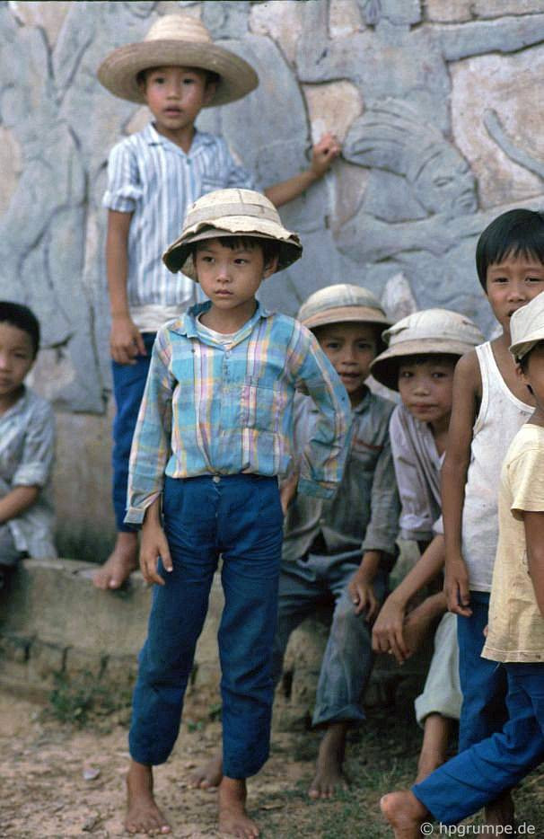 Một nhóm trẻ em ở Cổ Loa.