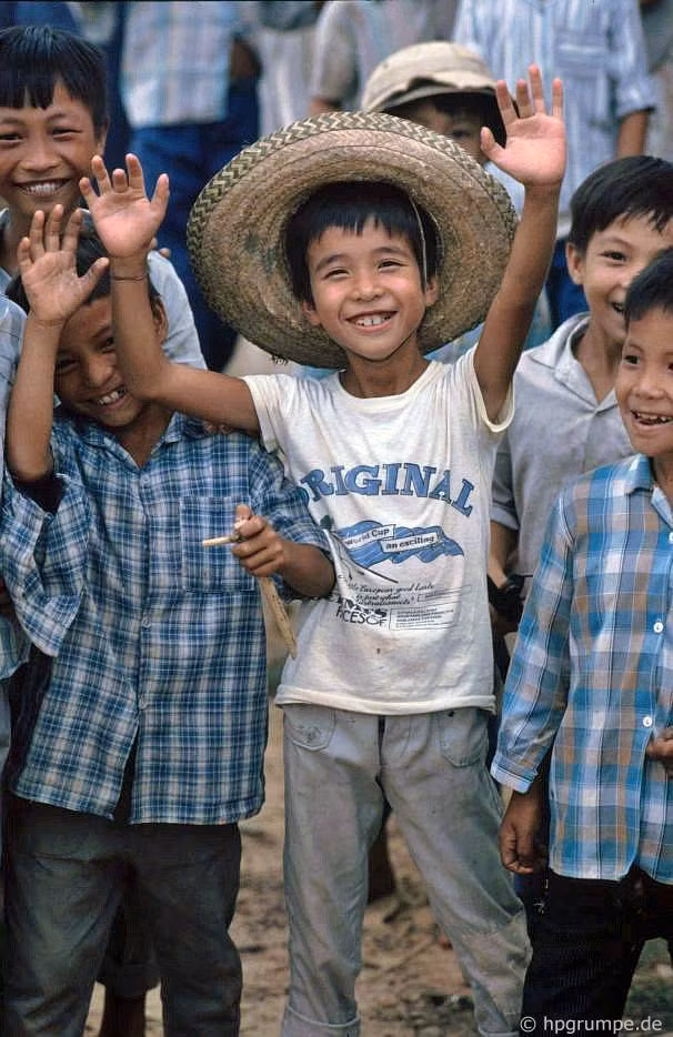 Những đứa trẻ hào hứng trước ống kính máy ảnh.