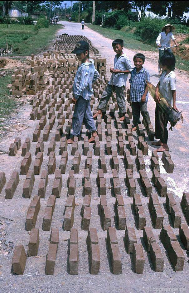 Gạch được phơi trên đường làng Cổ Loa trước khi đem nung.