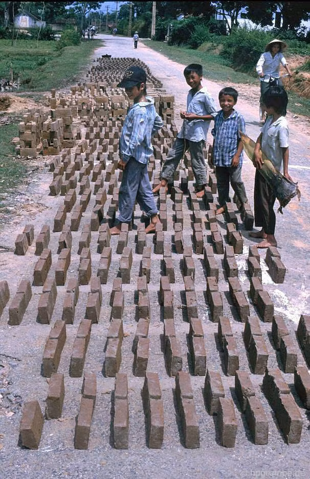 Gạch được phơi trên đường làng Cổ Loa trước khi đem nung.