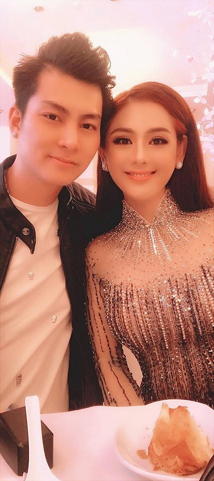 Lam Khanh Chi deo nhan kim cuong khung di du dam cuoi