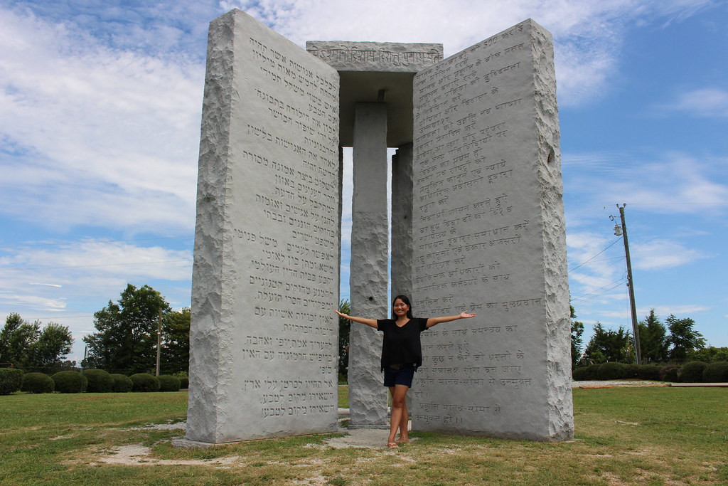" Bia đá chỉ dẫn Georgia" (Georgia Guidestones) là tên gọi của một tấm bia đá bí ẩn được được dựng lên ở hạt Elbert bang Georgia của Mỹ năm 1979.