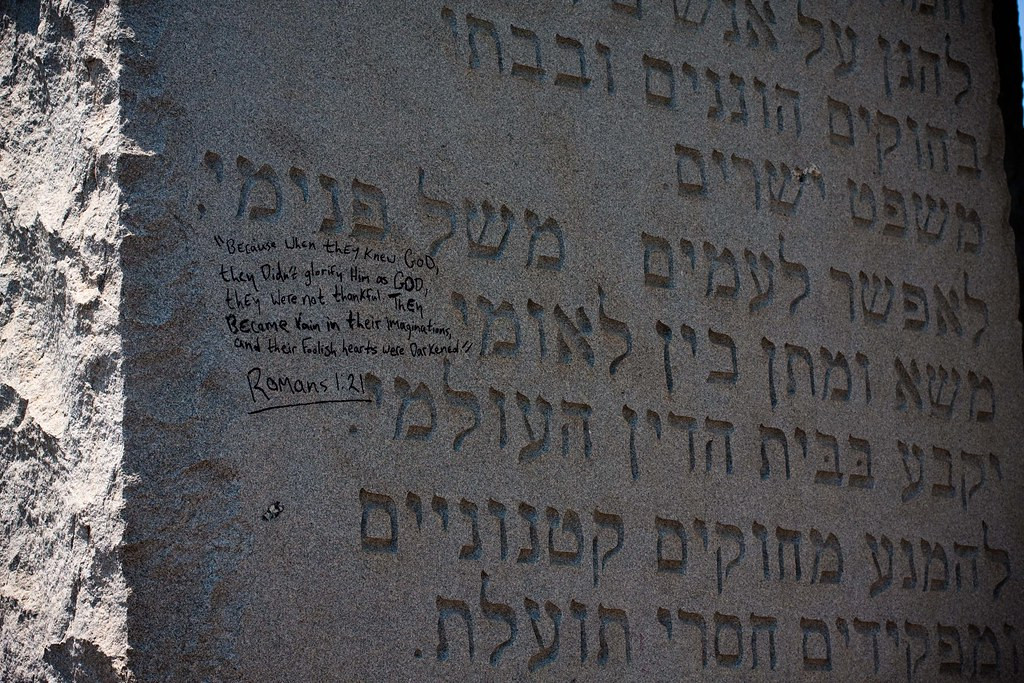 Kể từ khi xuất hiện, thông điệp trên tấm bia đã gây ra nhiều tranh cãi. Nhiều người cho rằng đó là những chỉ dẫn cho kẻ còn sống sót trong một đại nạn sắp đến về cách thức xây dựng lại nền văn minh.