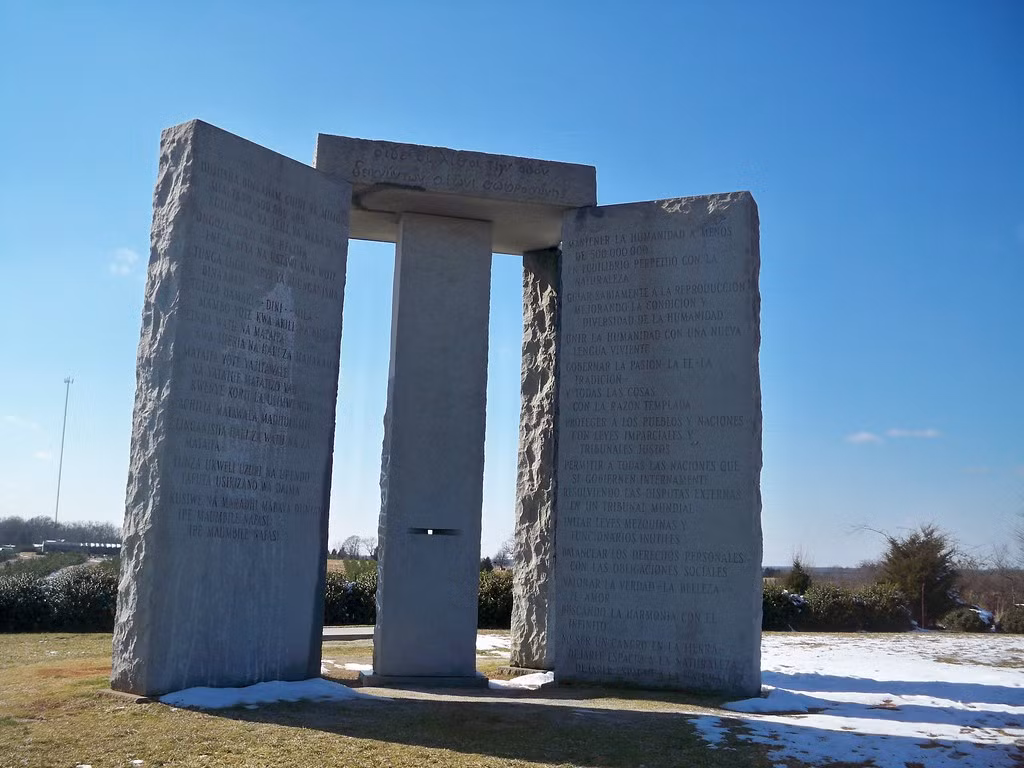 Bên cạnh các thông điệp được thể hiện, cách sắp xếp các phiến đá được cho là tuân theo các quy luật thiên văn chặt chẽ, với khả năng theo dõi chuyển động của mặt trời đến hoàn hảo.