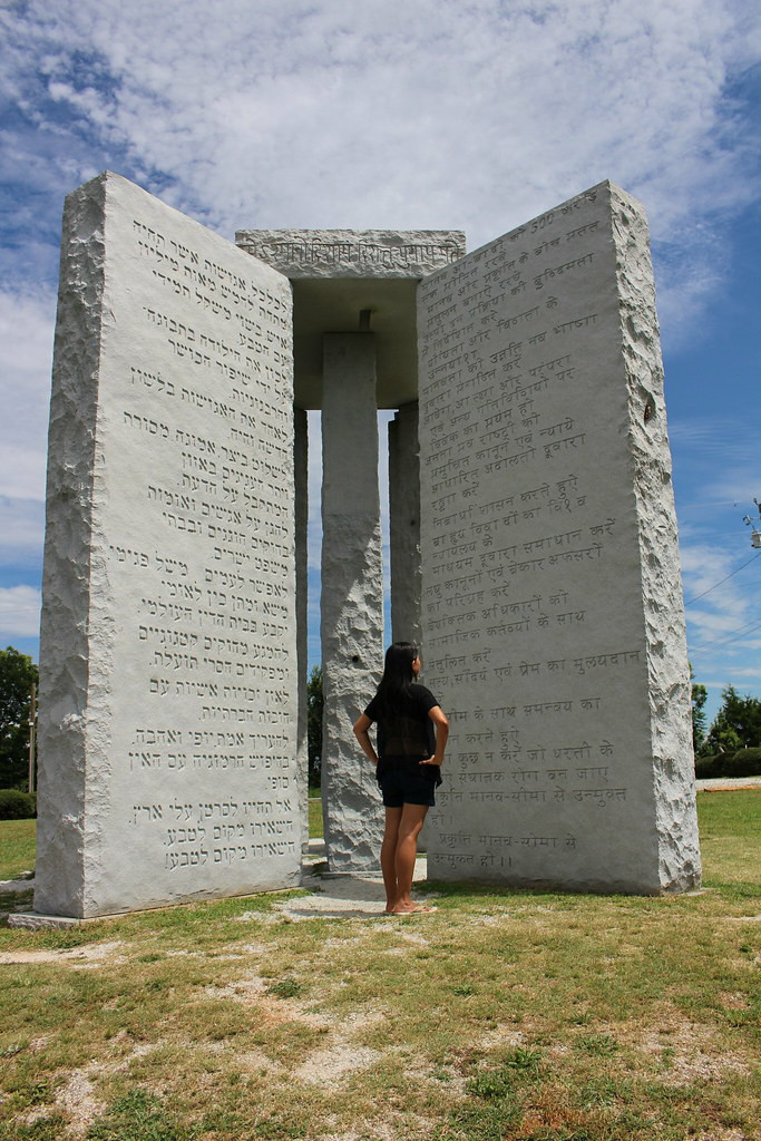 Trong số 10 điều răn, điều răn thứ nhất gây chú ý nhất với nội dung: "Duy trì nhân loại dưới 500.000.000 trong sự cân bằng vĩnh viễn với thiên nhiên".