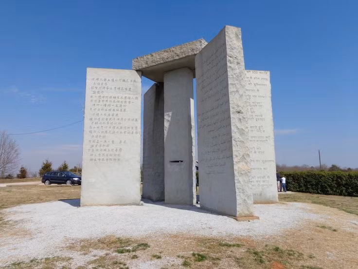 “Stonehenge của Mỹ”. được ủy quyền xây dựng bởi một nhân vật mà cho đến nay vẫn chưa được xác định danh tính. Người ta chỉ biết bút danh của người này trong các văn bản là R.C. Christian.
