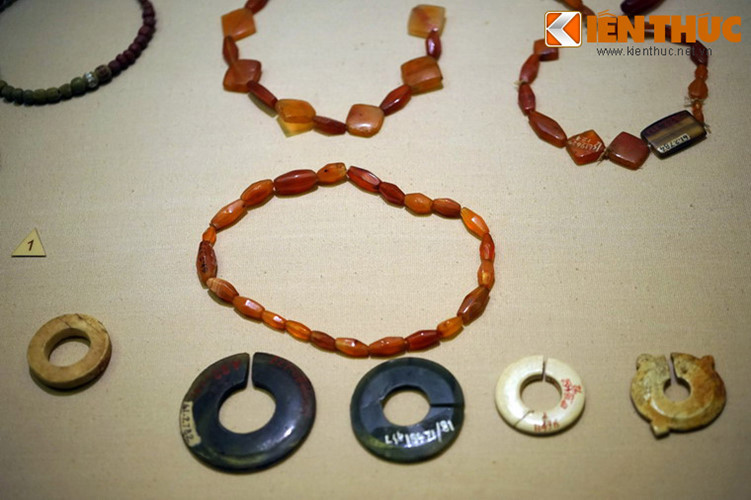 Trong mộ chum bao giờ cũng kèm theo đồ tuỳ táng gồm đồ gốm, công cụ đá, công cụ sắt, đồng và đồ trang sức...