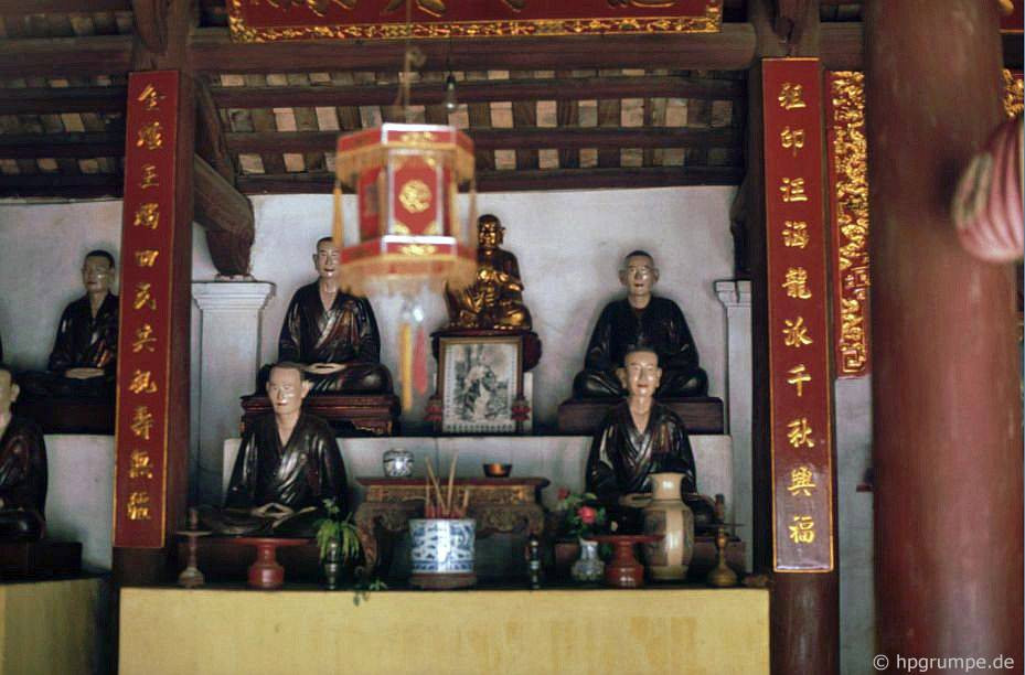 Tượng các sư tổ được thờ trong chùa.