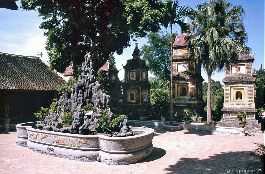 Hòn non bộ và khu vườn tháp nhìn từ nhà Tiền đường.