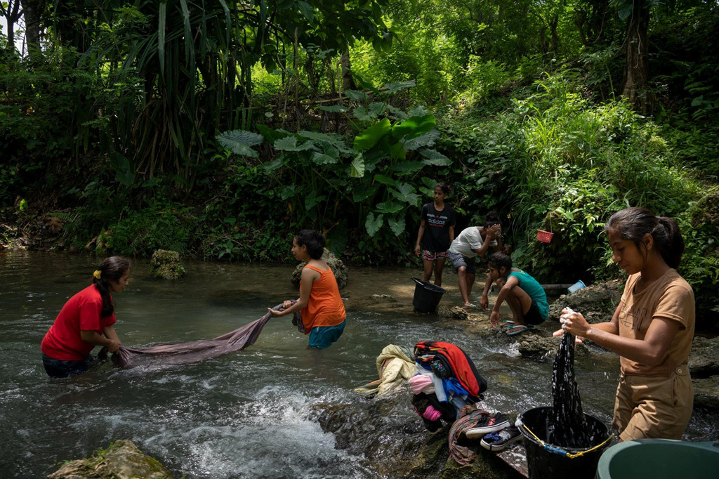 Người dân địa phương thường xuyên lấy nước, giặt giũ và tắm trên sông. Điều đó khiến nguy cơ bị cá sấu tấn công lớn hơn. Đối tượng có nguy cơ cao nhất từ cá sấu là những người sống bên bờ sông của vô số con sông của hòn đảo này hoặc dọc theo bờ biển. Người Đông Timor gọi cá sấu là "abo", trong tiếng Tetum có nghĩa là ông bà. Giết chúng là điều cấm kỵ về mặt văn hóa và cũng là hành động bất hợp pháp.