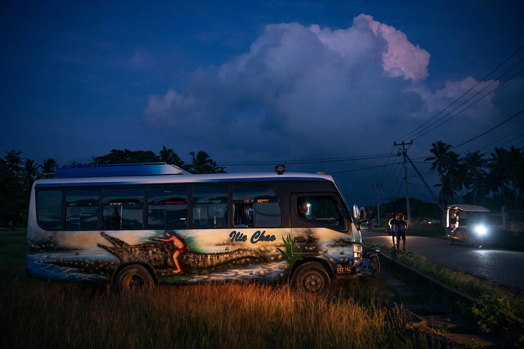 Một chiếc xe buýt ở Lospalos mô tả huyền thoại sáng tạo quốc gia Đông Timor về một con cá sấu kết bạn với một cậu bé loài người. Truyền thuyết về nguồn gốc của đất nước nói về con cá sấu Lafaek Diak đã kết bạn với một cậu bé và hy sinh thân mình để làm nhà cho cậu bé.