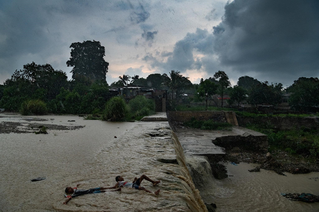 Trẻ em chơi ở sông Comoro ở Dili, thủ đô Đông Timor. Nhiều người dân địa phương không tin rằng cá sấu bản địa đứng đằng sau sự gia tăng các cuộc tấn công. Họ đổ lỗi cho những người di cư hoặc những kẻ sát nhân gây rối.