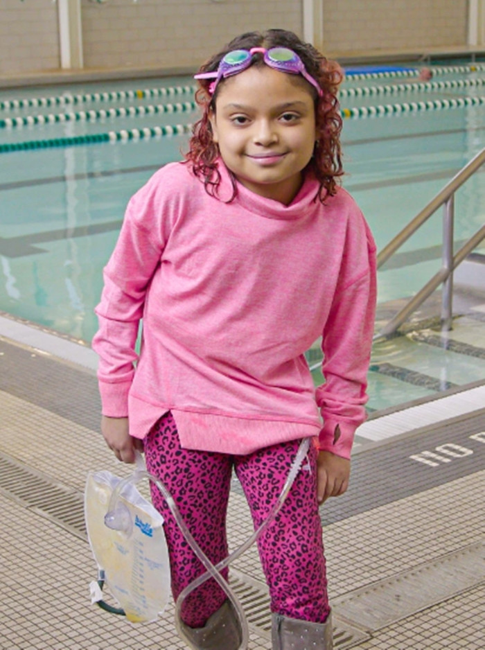 Bi cuon vao van hut be boi, be gai 5 tuoi hong gan het noi tang