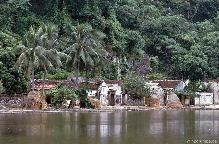 Làng xóm quanh chùa Thầy.