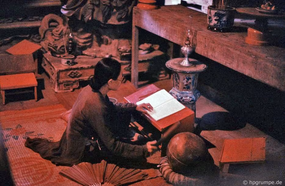 Trong một điện thờ của chùa Thầy.