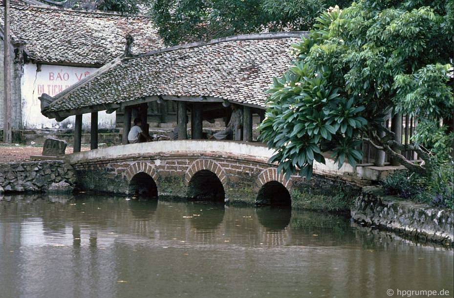 Cầu Nhật Tiên, cây cầu còn lại. Hai câu cầu ngói của chùa Thầy có từ thế kỷ 16.