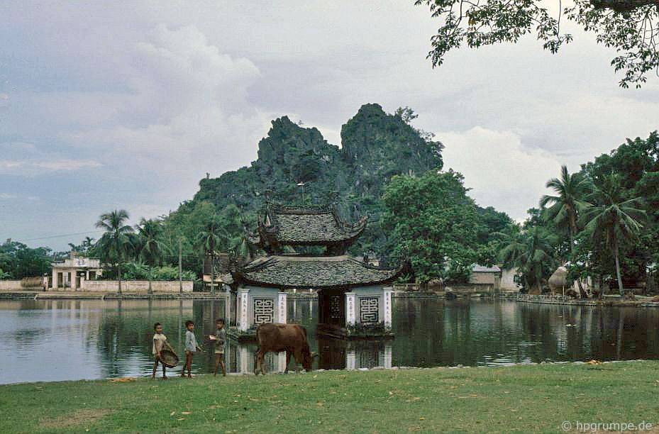 Thủy đình ở hồ Long Chiểu.