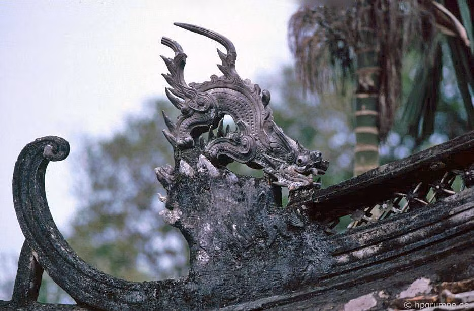 Họa tiết trang trí trên mái cầu.