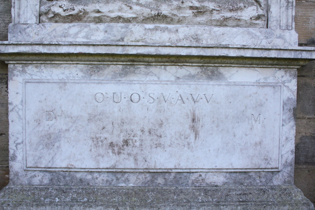 Rất nhiều bộ óc thiên tài của nước Anh đã cố giải mã đoạn mã trên phù điêu Shugborough nhưng đều phải nhận thất bại, trong đó có nhà bác học Charles Darwin và đại văn hào Charles Dickens.