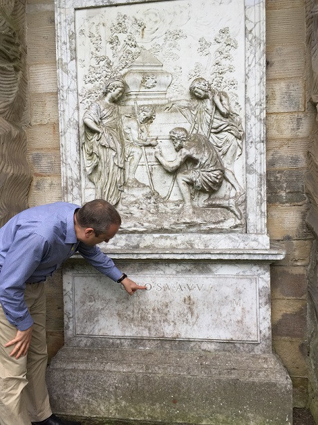 Theo một giả thuyết khác, đoạn mã có thể là manh mối được để lại bởi các Hiệp sĩ Đền thánh về nơi cất giấu chiếc Chén Thánh huyền thoại.