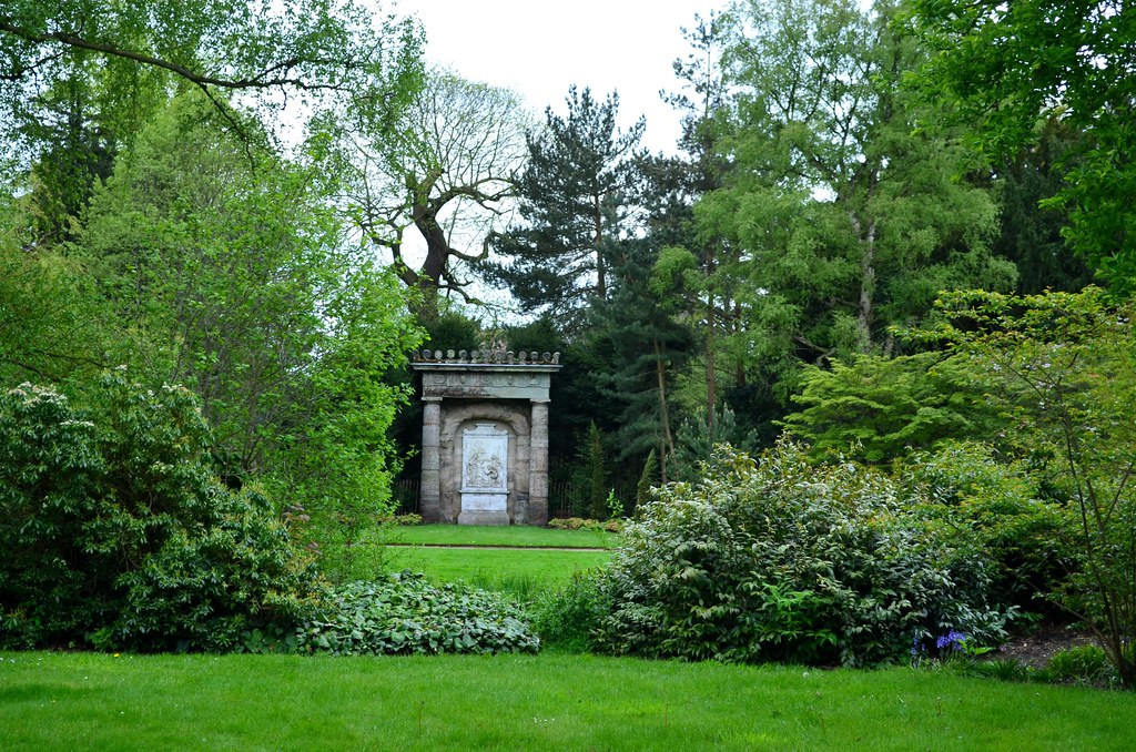 Một cách lý giải thông dụng là mật mã Shugborough gồm các chữ bắt đầu của mỗi từ trong một cụm từ Latinh mang nội dung trích từ Kinh Thánh hoặc có liên quan đến Thiên Chúa giáo.