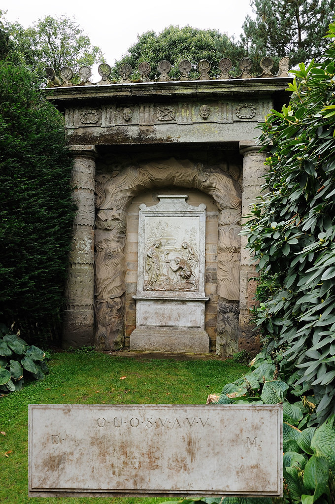 Trong suốt ba thế kỷ, hàng nghìn người đã đưa ra những lời giải đoán cho đoạn mật mã bí ẩn, nhưng vẫn chưa có đáp án nào được cho là thuyết phục.