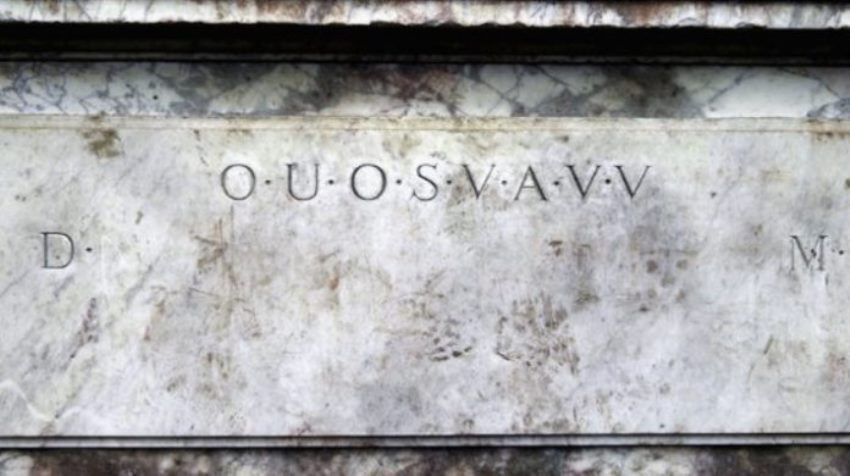 Sau khi được dựng, phù điêu Shugborough đã thu hút sự chú ý của dư luận khi một ai đó đã khắc lên một đoạn mật mã bí ẩn. Mật mã khá ngắn, chỉ vỏn vẹn10 chữ cái in hoa, khi đọc lên không có ý nghĩa gì cả: DOUOSVAVVM, trong đó hai chữ đầu và cuối nằm cách xa và thấp hơn các chữ còn lại.