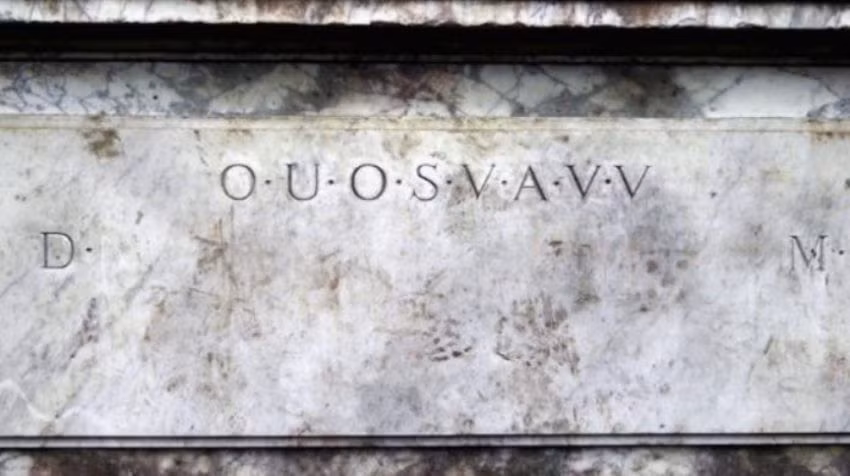 Sau khi được dựng, phù điêu Shugborough đã thu hút sự chú ý của dư luận khi một ai đó đã khắc lên một đoạn mật mã bí ẩn. Mật mã khá ngắn, chỉ vỏn vẹn10 chữ cái in hoa, khi đọc lên không có ý nghĩa gì cả: DOUOSVAVVM, trong đó hai chữ đầu và cuối nằm cách xa và thấp hơn các chữ còn lại.