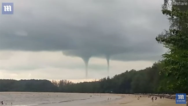 Voi rong kep cuc hiem gap tren bau troi Thai gay sung sot