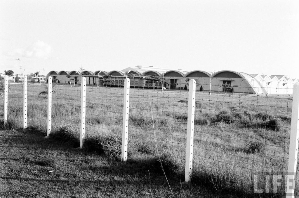 Khu nhà xưởng của nhà máy dệt Vinatexco nhìn từ bên ngoài hàng rào nhà máy.