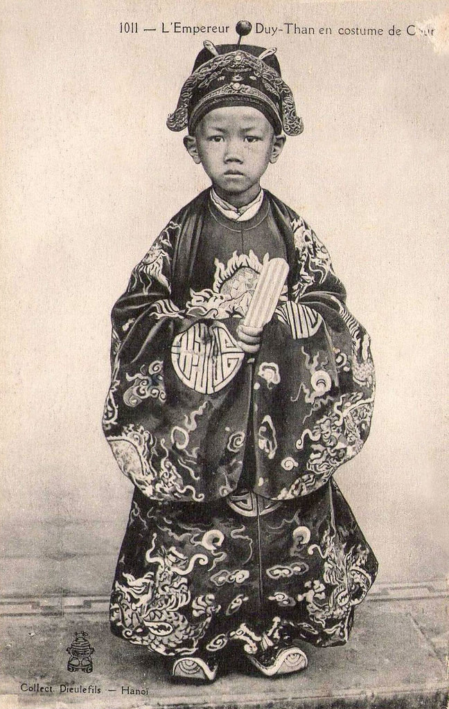Ảnh vua Duy Tân trong triều phục khi vừa lên ngôi in trên một bưu thiếp của Pháp.