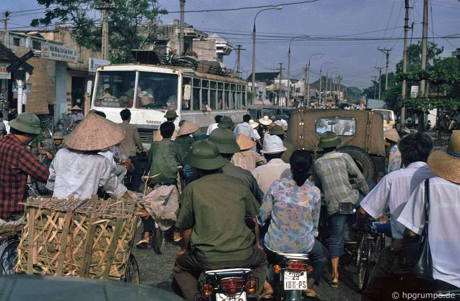 Giờ cao điểm ở đường Lê Duẩn, khu vực cửa ngõ Hà Nội năm 1992.