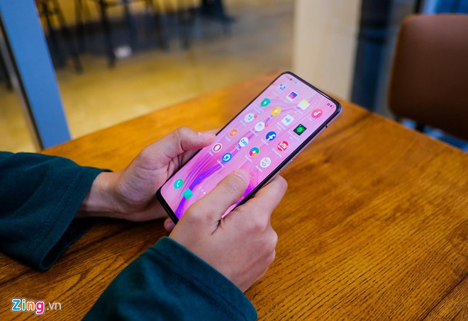 Phần viền ở mặt trước của máy được làm màu đen kết hợp với mặt lưng màu hồng. Model này sở hữu màn hình tràn viền 6,4 inch, Full HD+, chiếm 93,1% tỷ lệ thân máy và được bảo vệ bởi kính cường lực Gorilla Glass 6.