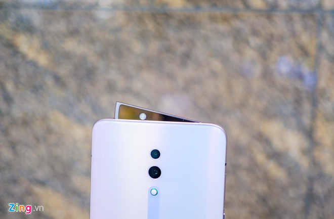 Camera trượt dạng “vây cá mập” của máy được làm màu hồng, tạo cảm giác đồng bộ và đẹp mắt. Camera này cho tốc độ trượt khoảng 0,8 giây, giúp người dùng có thể nhanh chóng mở khóa khuôn mặt hay selfie.