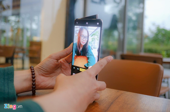 Bên cạnh đó, camera này còn được tích hợp công nghệ AI, có thể nhận biết được giới tính, độ tuổi của người chụp, từ đó điều chỉnh màu da, ánh sáng … cho phù hợp với từng đối tượng.