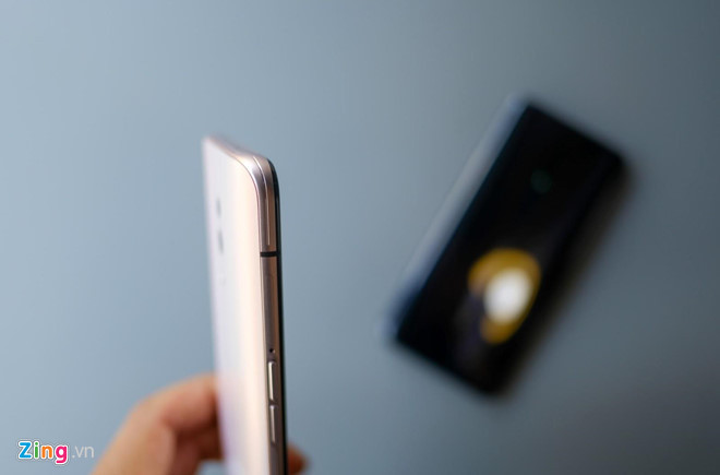 Oppo còn chăm chút cho sản phẩm này bằng các đường kẻ hình sợi chỉ nhỏ chạy dọc phần khung kim loại, mang đến cảm giác cao cấp. Nhìn chung, màu hồng trên Oppo Reno cho cảm giác tươi mới và sang trọng hơn so với các phiên bản khác.