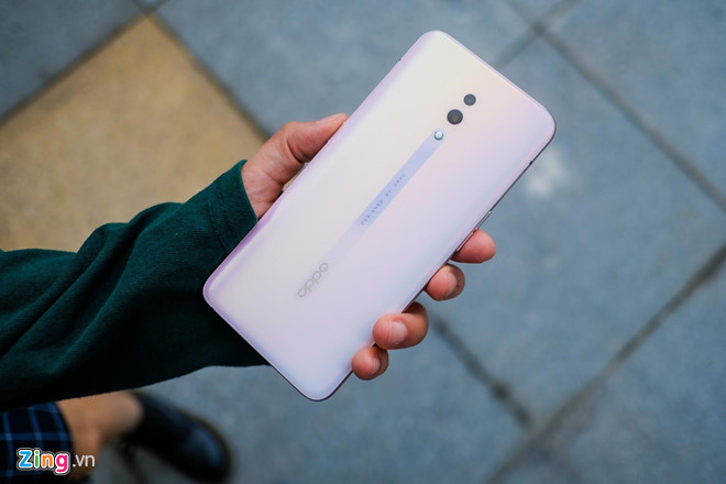 Ở mặt lưng của thiết bị không có sự thay đổi so với các phiên bản khác, vẫn được trang bị camera kép đặt dọc, không lồi lên. Đường dọc chạy dài chứa logo Oppo đã được làm màu trắng để phù hợp với tổng thể của máy.