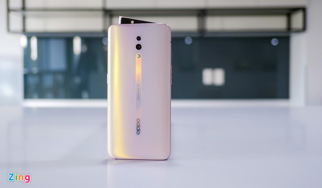 Reno sở hữu viên pin có dung lượng 3.765 mAh, tích hợp công nghệ sạc nhanh VOOC 3.0. Công nghệ này giúp thiết bị có thể sạc 0% lên đến 75% chỉ trong vòng 30 phút.