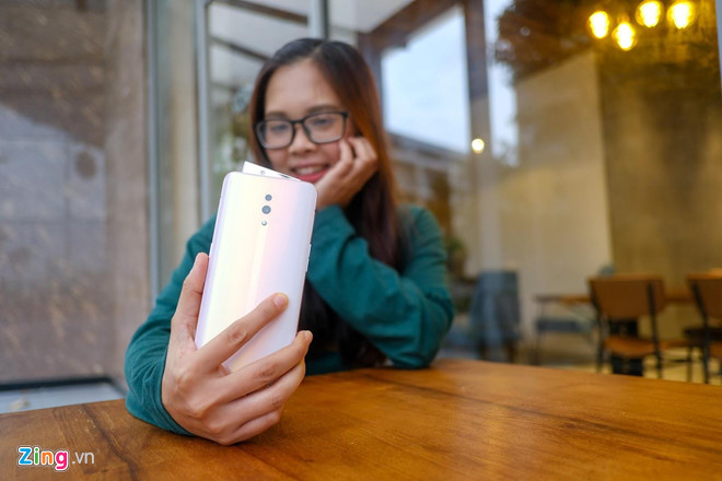 Sau gần một tháng ra mắt tại Việt Nam, Reno được bổ sung thêm phiên bản màu hồng, phù hợp với người dùng nữ. Phần mặt lưng máy có thể thay đổi màu sắc, đậm nhạt theo từng góc độ ánh sáng khác nhau.