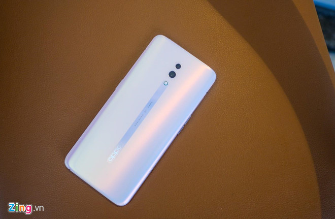 Sau F11 và F11 Pro, Reno là sản phẩm chủ lực tiếp theo của Oppo tại thị trường Việt Nam. Smartphone này thu hút người dùng nhờ thiết kế camera ẩn dạng "vây cá mập", màn hình tràn viền và công nghệ sạc nhanh.