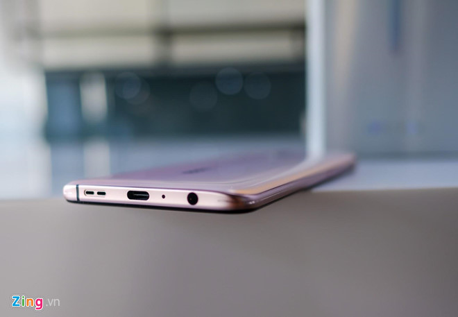 Phần khung của máy có màu hồng, sơn nhám mang đến cảm giác cầm nắm tốt, không quá trơn.