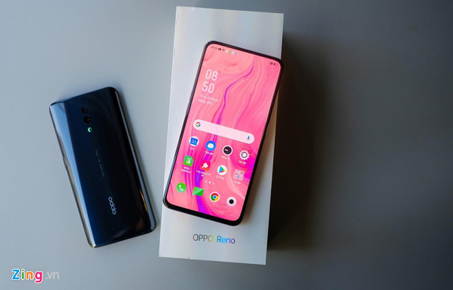 Ngoài thay đổi về màu sắc, Reno phiên bản màu hồng không có nhiều thay đổi về cấu hình so với các màu khác. Máy dùng chip Snapdragon 710, RAM 6 GB, bộ nhớ 256 GB.