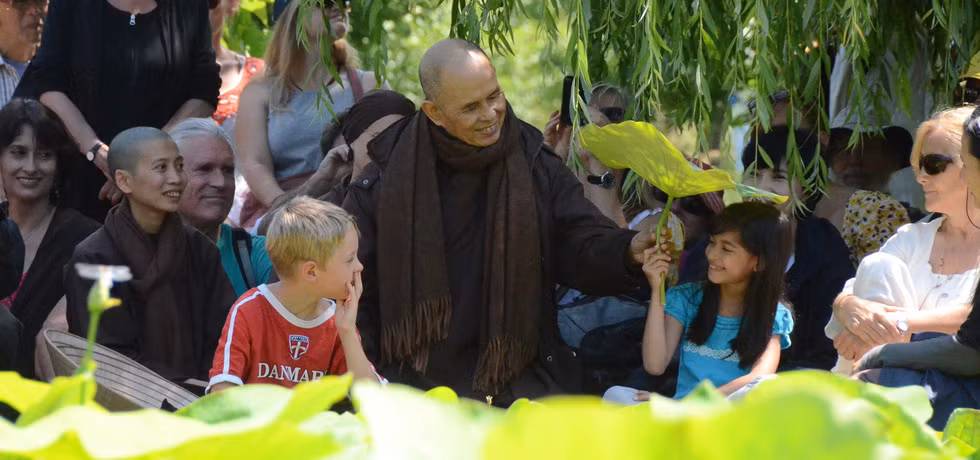 Thiền sư cùng trẻ em và tăng đoàn tại Làng Mai, Pháp vào mùa xuân năm 2014.