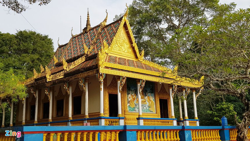 Chùa Dơi nằm cách trung tâm thành phố Sóc Trăng khoảng 2 km. Đây là ngôi chùa cổ có kiến trúc đặc sắc ở Sóc Trăng, được xây dựng từ 400 năm trước, hiện lưu giữ khá nhiều báu vật quý. Ngày 12/2/1999, Bộ Văn hóa Thông tin (Nay là Bộ Văn hóa - Thể thao - Du lịch) đã ra Quyết định số 05/1999/QĐ-BVHTT công nhận Chùa Dơi là di tích nghệ thuật cấp quốc gia.