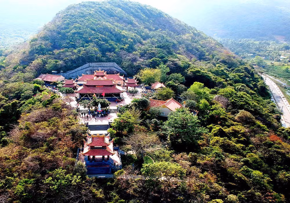 Tỉnh Sóc Trăng tiếp giáp tỉnh Hậu Giang ở phía Bắc, tiếp giáp tỉnh Bạc Liêu ở phía Tây Nam, phía Đông Bắc giáp Trà Vinh và Vĩnh Long, phía Đông và Đông Nam giáp Biển Đông.