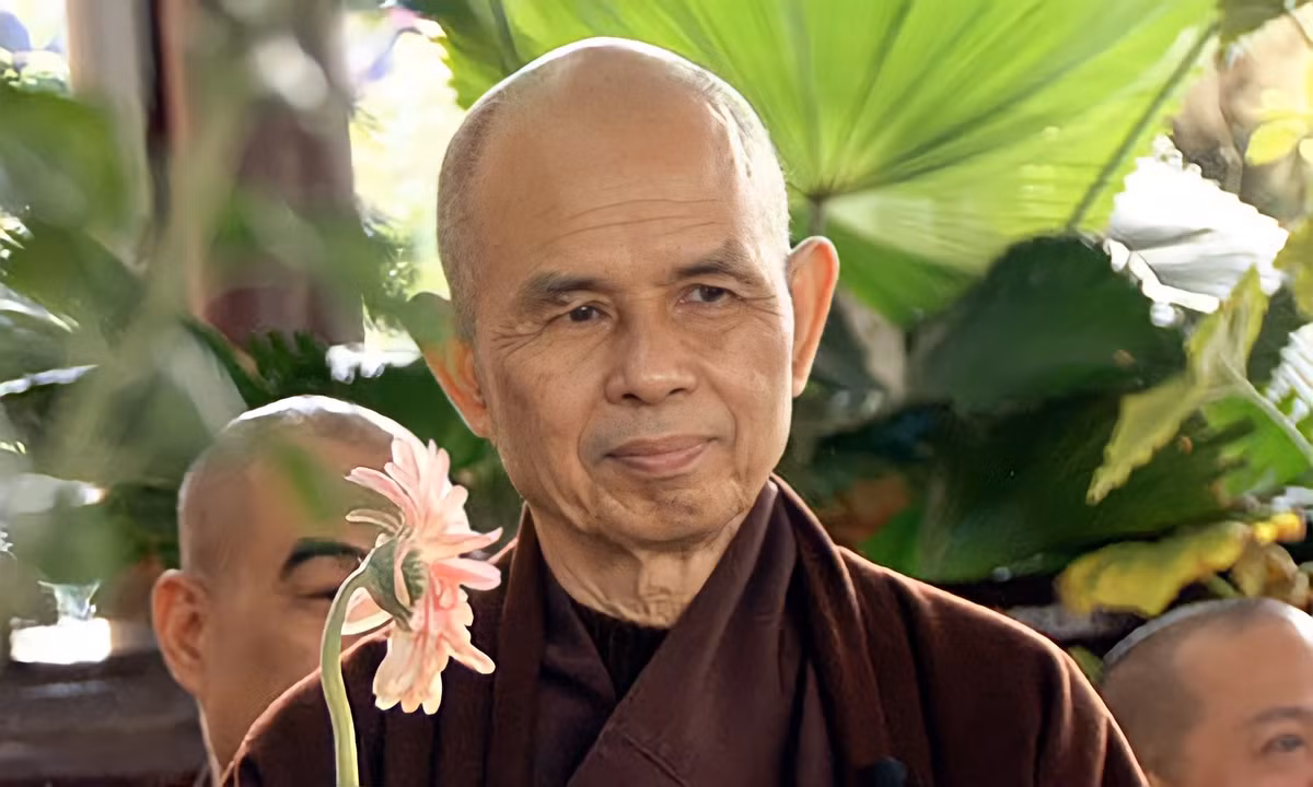 2. "Con người luôn gặp khó khăn trong việc buông bỏ đau khổ. Với nỗi sợ hãi về những điều bất định, họ chọn chịu đau khổ trong những thứ quen thuộc", thiền sư chia sẻ.