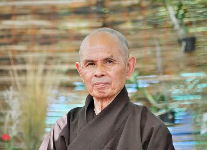 16. "Những mầm mống khổ đau trong bạn có thể thật mạnh mẽ, nhưng đừng đợi cho đến khi mọi khổ đau đi hết rồi mới cho phép mình được hạnh phúc."